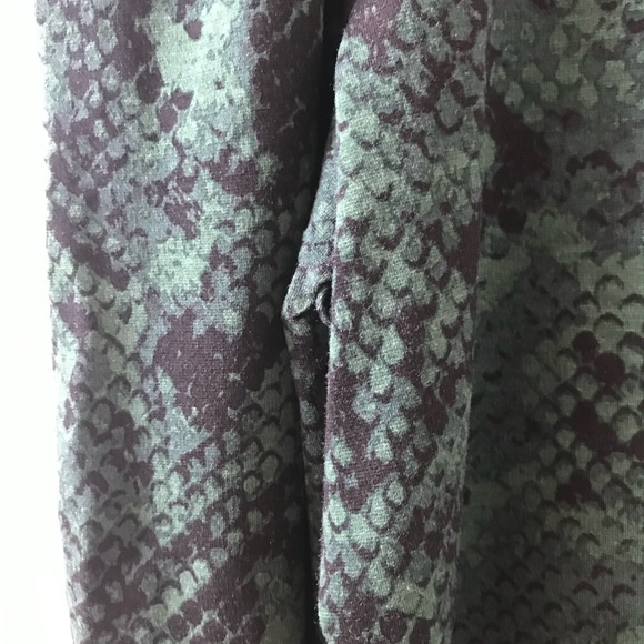 Ann Taylor - Green Velvety snakeskin pattern top - M - Picture 3 of 8